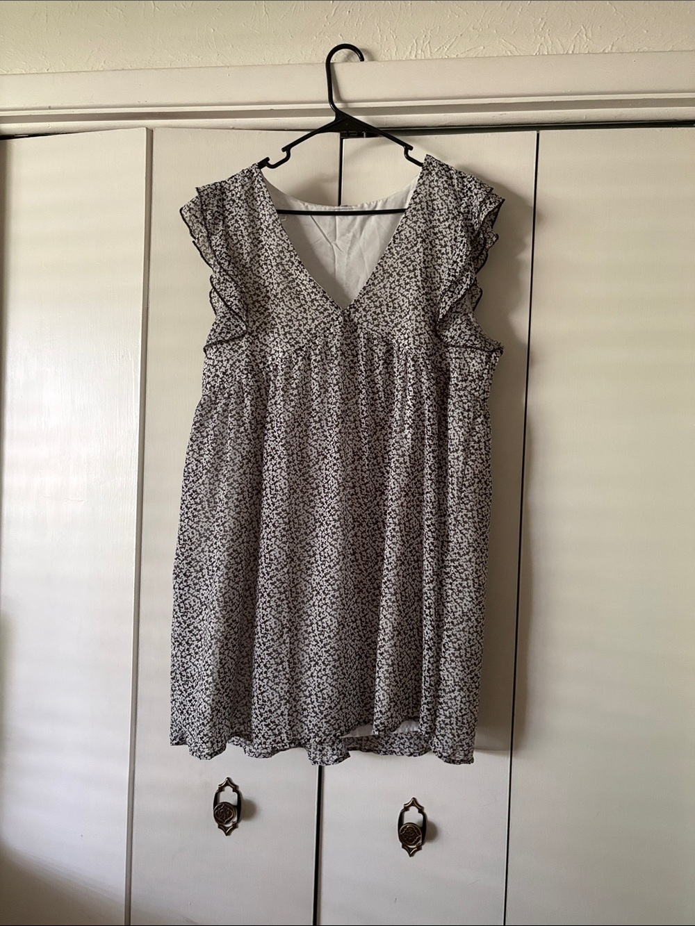 Black & White Floral V-Neck Ruffle Sleeve Dress